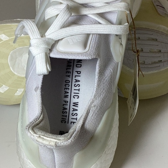 Adidas Men's Ultraboost 22 Running Shoes - Picture 12 of 13